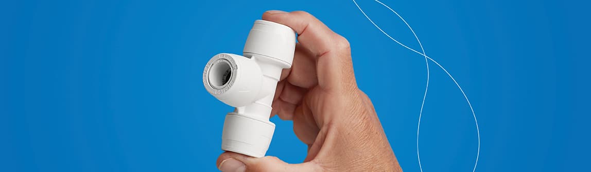 Plumber holding a Hep20 15mm Coupler Keyless Fitting