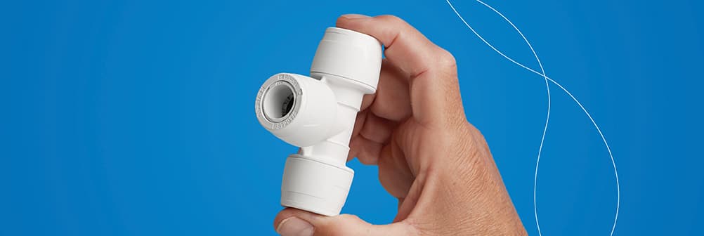 Plumber holding a Hep20 15mm Coupler Keyless Fitting