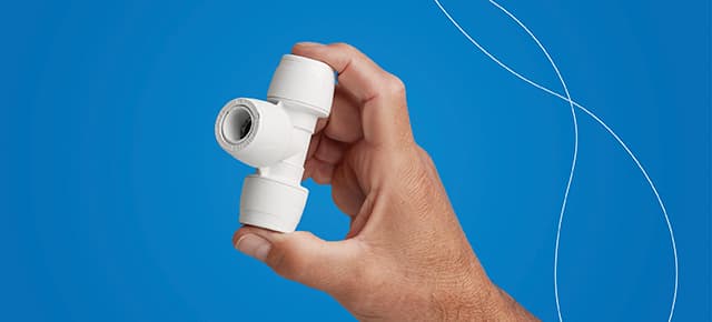 Plumber holding a Hep20 15mm Coupler Keyless Fitting